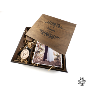 Open wooden Wedding Photography Box with engraved lid, photo, and personalised keychains.
